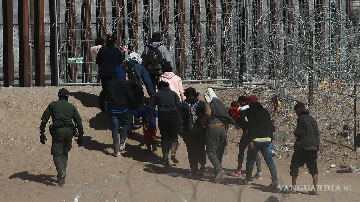$!Migrantes caminando hacia la frontera que divide a México de los Estados Unidos en Ciudad Juárez, Chihuaha (México).