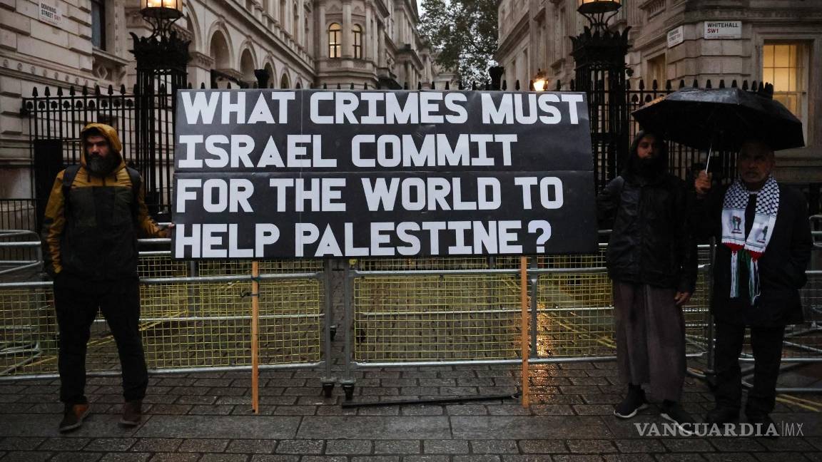 $!Manifestantes pro palestinos realizan una vigilia frente a Downing Street en Londres, Gran Bretaña.