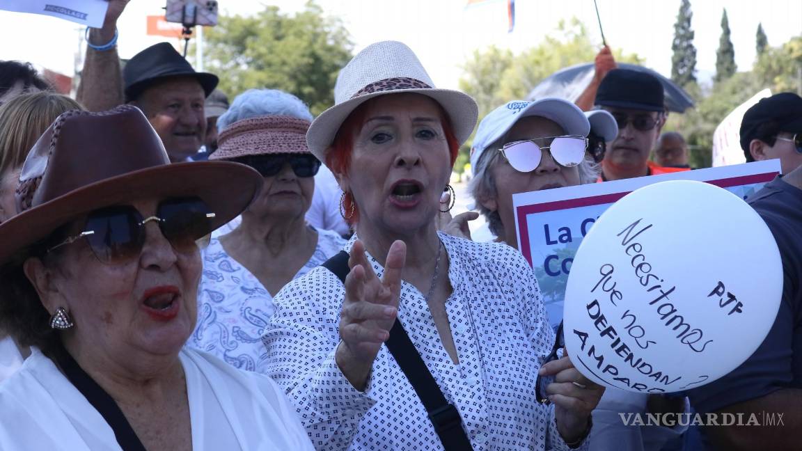 $!Manifestantes pacíficos expresan su rechazo a la eliminación de fideicomisos en Coahuila.