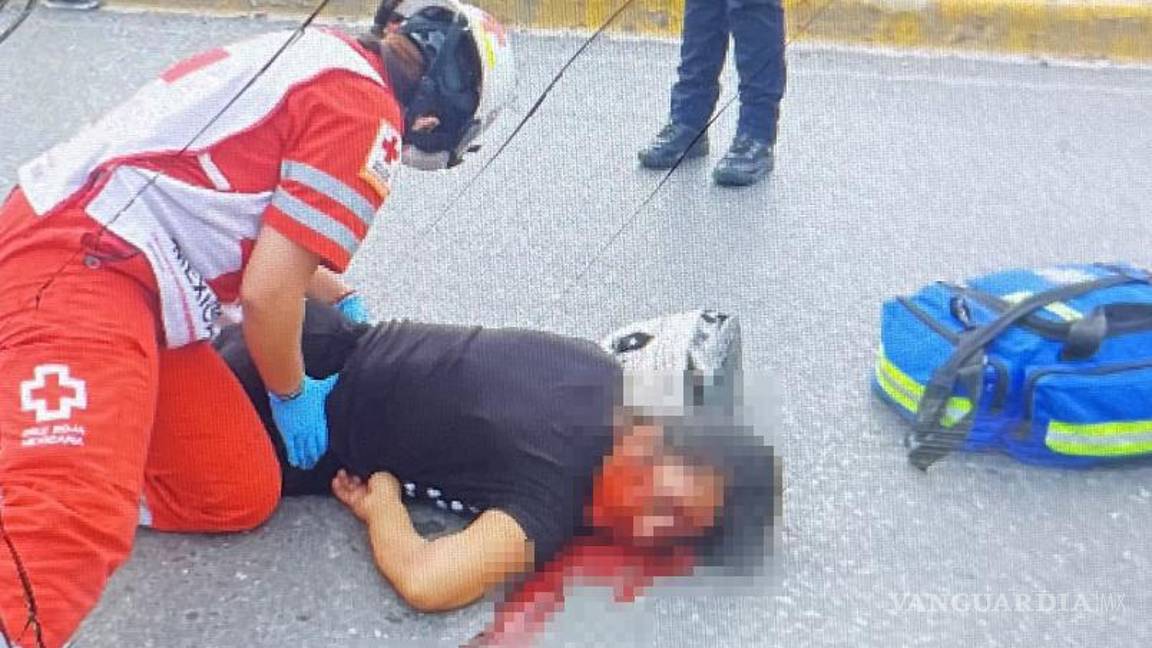 $!La víctima intentó cruzar por un sitio no permitido y terminó siendo embestida por la unidad.