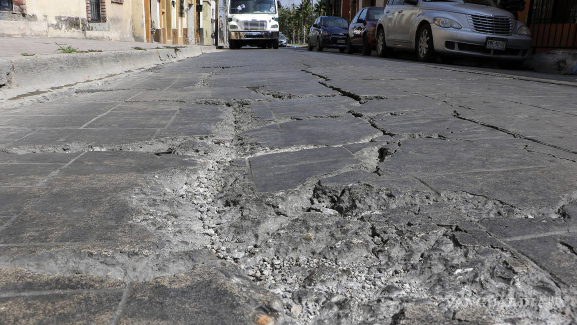 $!El tormento de circular entre parches y baches en el Centro de Saltillo