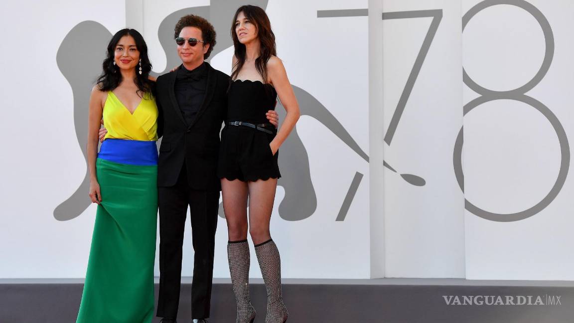 $!La actriz mexicana Iazua Larios, el director mexicano Michel Franco y la actriz francesa Charlotte Gainsbourg en la premier de ‘Sundown’ en el Festival Internacional de Cine de Venecia.