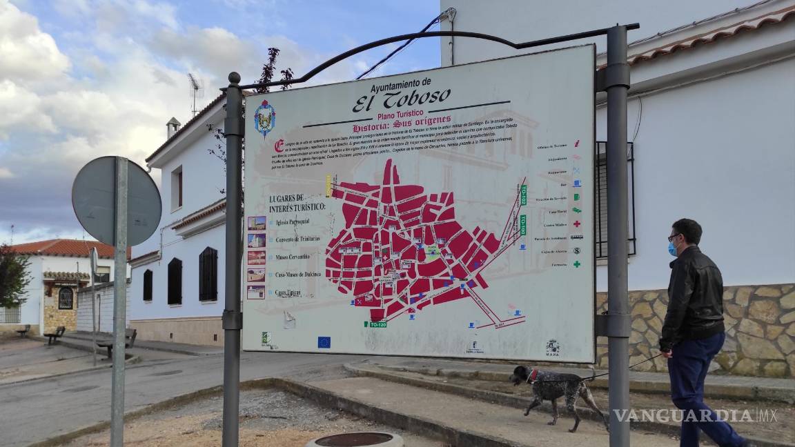 $!Entrada a El Toboso desde Quintanar de la Orden, con el plano turístico de la villa. EFE/Amalia González Manjavacas