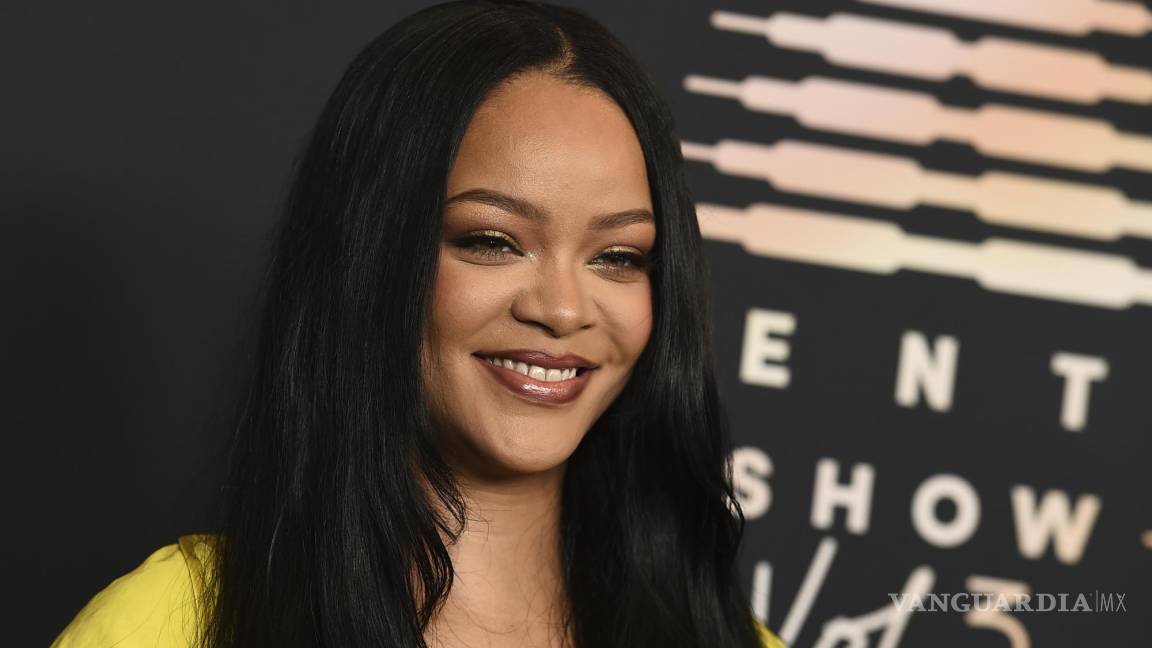 Rihanna pone en pausa su nuevo disco y presenta su popular línea de lencería
