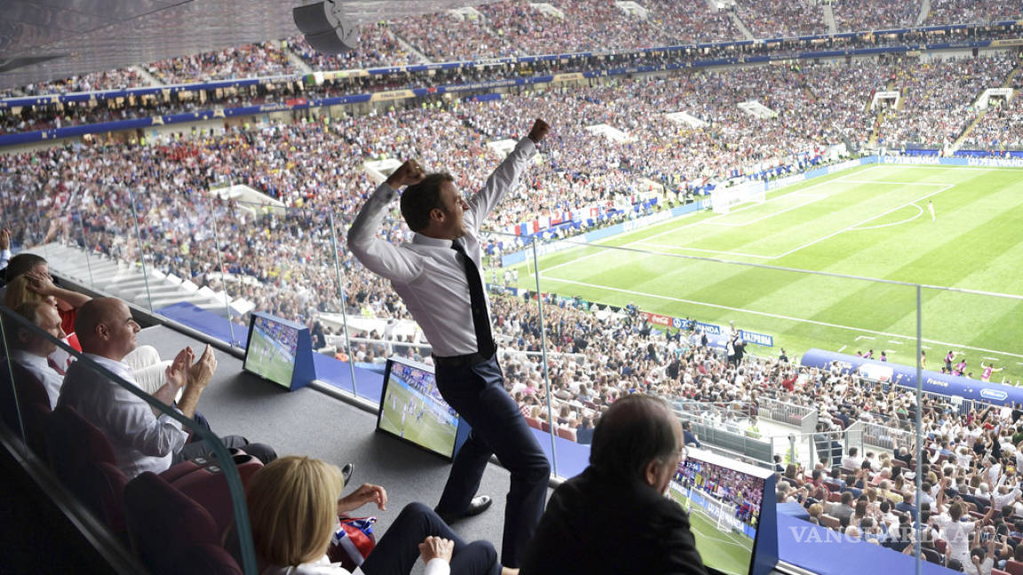 ¿Recuerdan la foto de Macron festejando un gol de Francia? El internet se encargó de 'tunearla'