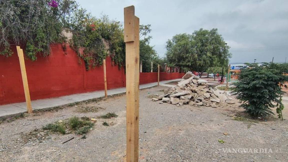 $!Personal de Obras Públicas avanza en la cimentación con maquinaria pesada y descarga de materiales.