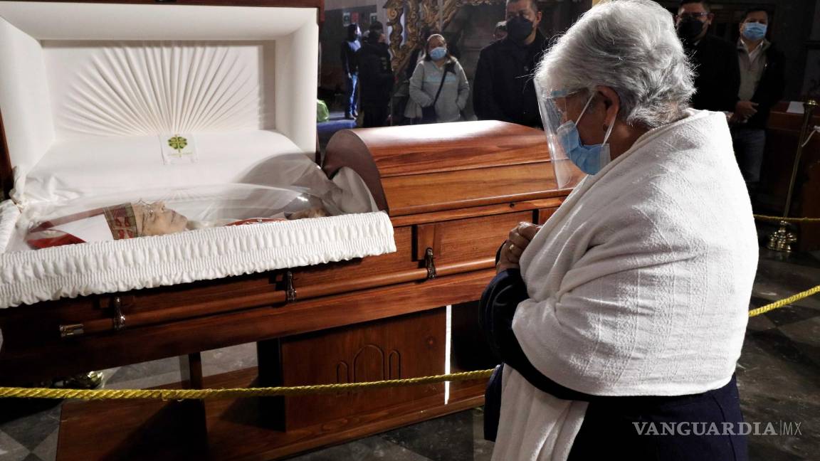 $!Un ejército de Diocesanos resguarda a los costados su cuerpo y controla el acceso a la Catedral.