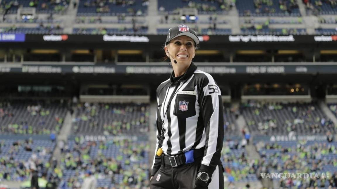 Ella hará historia el 7 de ferbrero al ser la primera mujer árbitro en estar en un Super Bowl