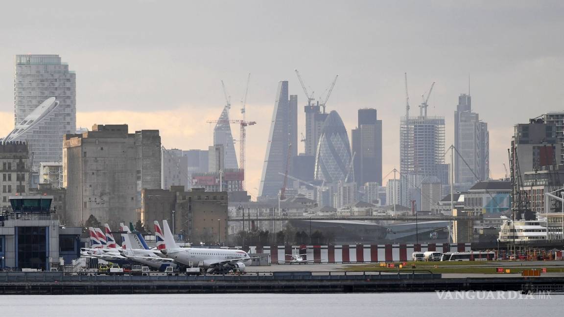 Cierran aeropuerto de Londres por hallazgo de bomba de II Guerra