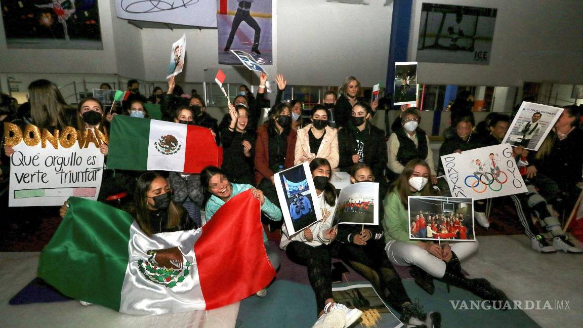 $!Amigos del patinador mexicano Donovan Carrillo se reúnen para ver la actuación del deportista en la final de patinaje artístico en Pekín 2022. EFE/Luis Ramírez