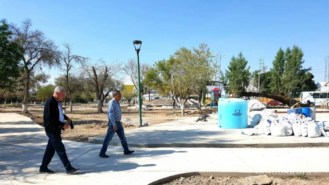 Alcalde de Torreón supervisa obras en la Plaza de la Tortuga