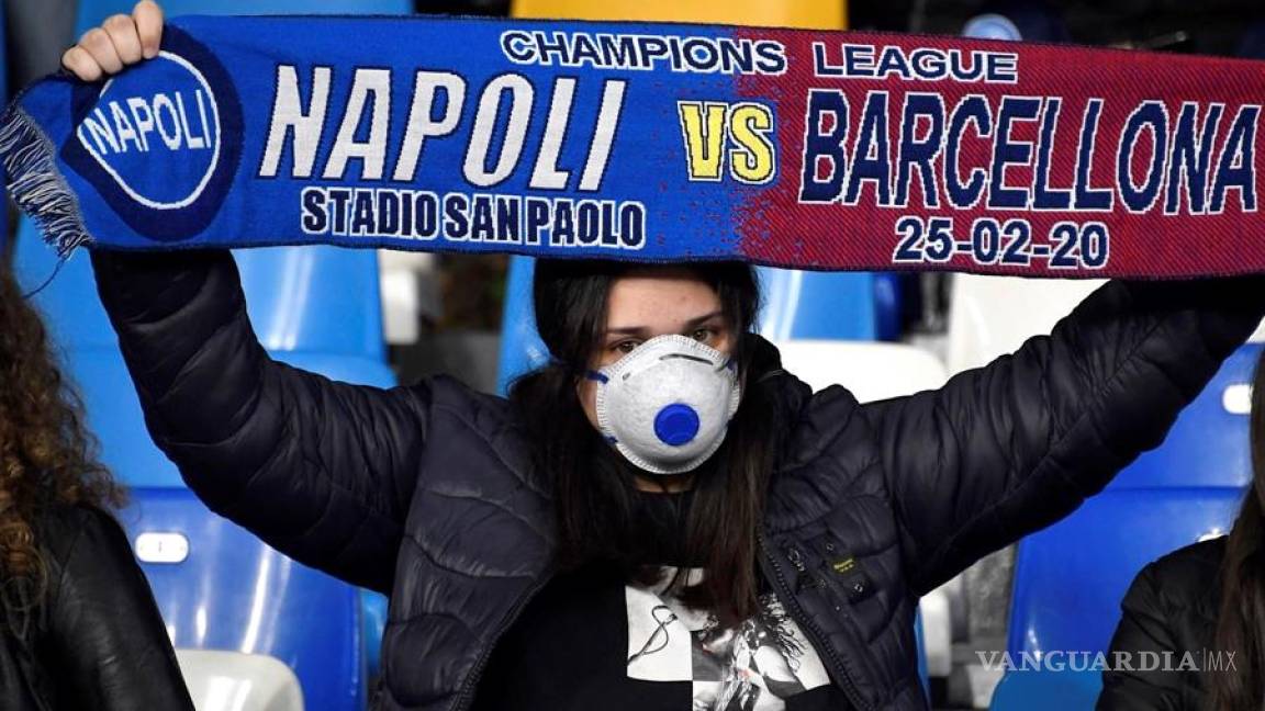 Afición del Napoli acude al partido contra el Barcelona con cubrebocas por temor al coronavirus