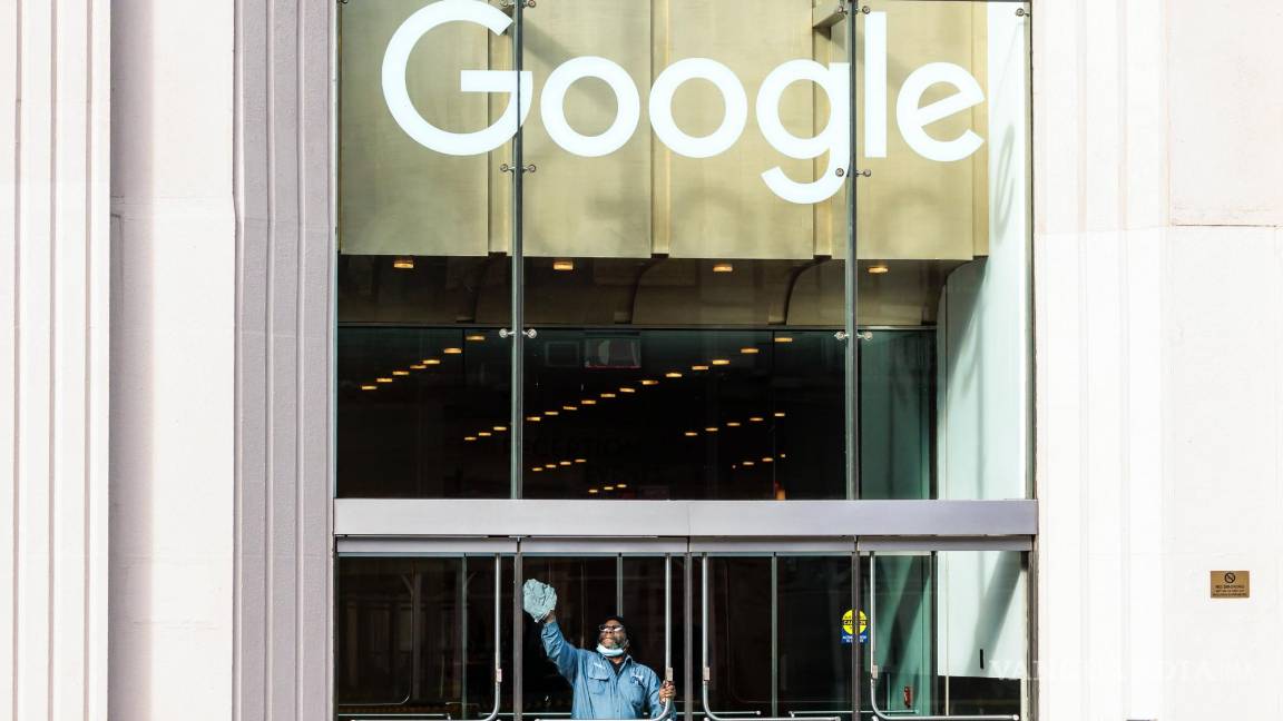$!Un empleado limpia uno de los cristales de las oficinas de Google en Nueva York, empresa que fue fundada hace 25 años.