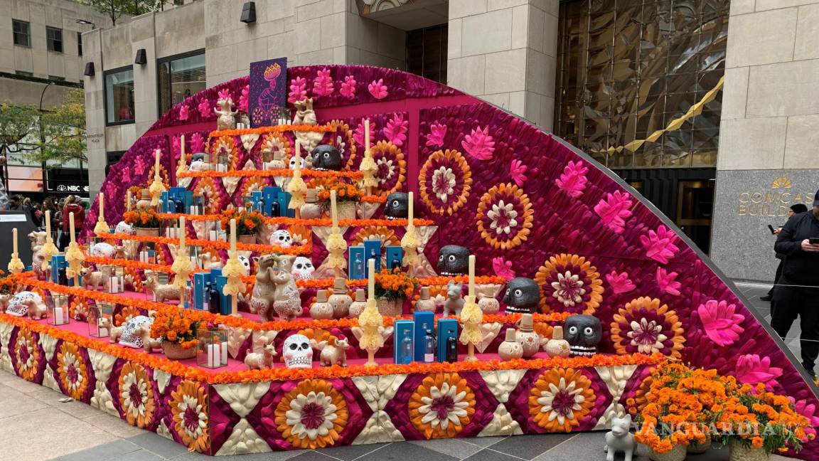 Tradicional altar del Día de los Muertos mexicano se instala en el Rockefeller Center