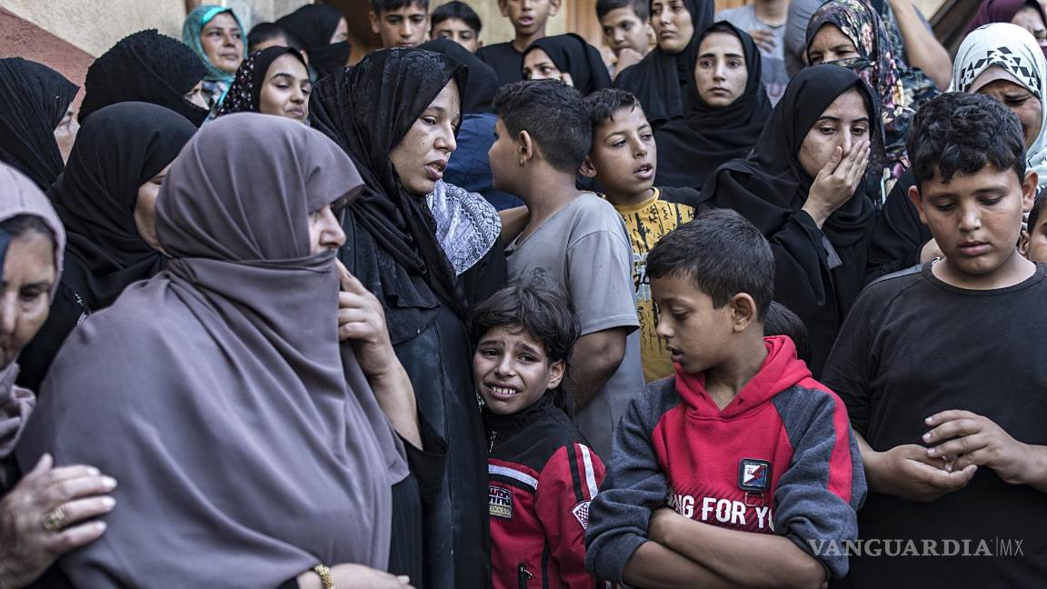$!Los familiares de los palestinos asesinados en medio del actual conflicto entre Israel y Hamas lloran junto a sus cuerpos en el Hospital Nasser en Khan Younis, en el sur de la Franja de Gaza.