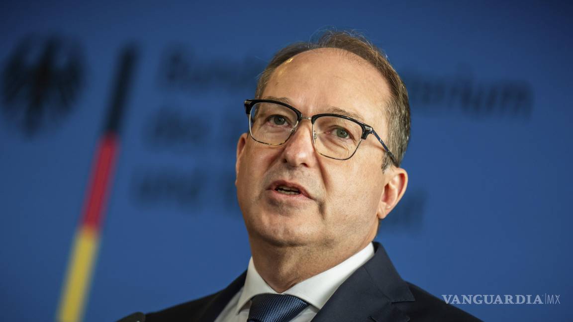 $!Alexander Dobrindt, Ministro Federal del Interior de Alemania, habla sobre la prohibición del grupo parlamentario “Reino de Alemania” en Berlín.