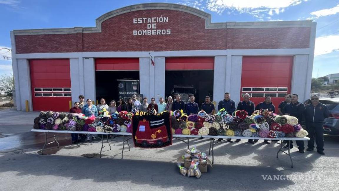 $!El subdirector del Cuerpo de Bomberos, Julio César Medrano, indicó que las mantas cubrirán a la totalidad del personal operativo y agradeció el esfuerzo y dedicación del colectivo.