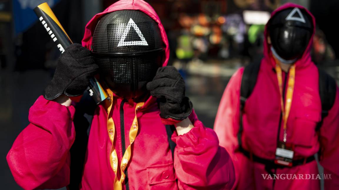 $!Participantes del Comic Con de Nueva York llevando disfraces de la serie coreana de Netflix ‘El juego del calamar’.