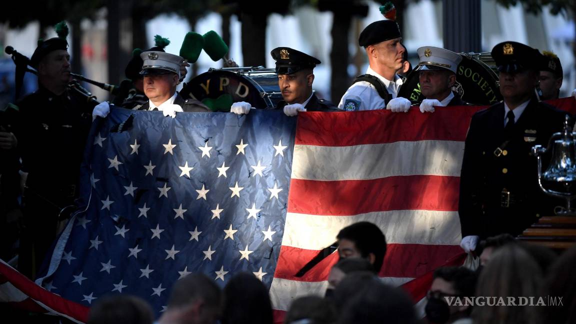 $!La policía y los bomberos de Nueva York sostienen una bandera de los Estados Unidos mientras una banda toca el Himno Nacional de EU en el Monumento Nacional del 11 de septiembre durante una ceremonia que conmemora el 20 aniversario de los ataques del 11 de septiembre en el World Trade Center, en Nueva York. EFE/EPA/Ed Jones