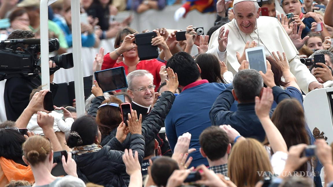 Papa pide perdón por escándalos en Roma y el Vaticano
