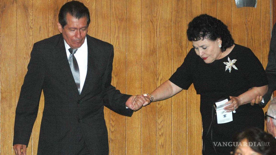 $!10 de septiembre de 2005. Victor Hugo Rascón Banda y Carmen Salinas en el centro cultural Helénico donde asistieron a ver la puesta en escena “Cautivas”. Cuartoscuro/Iván Stephens