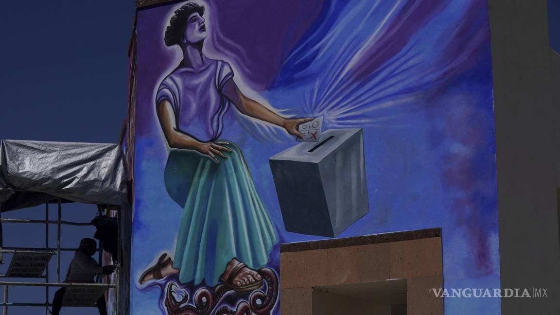 $!La muralista mexicana Janet Calderón pinta un mural en San Salvador, estado de Hidalgo (México).