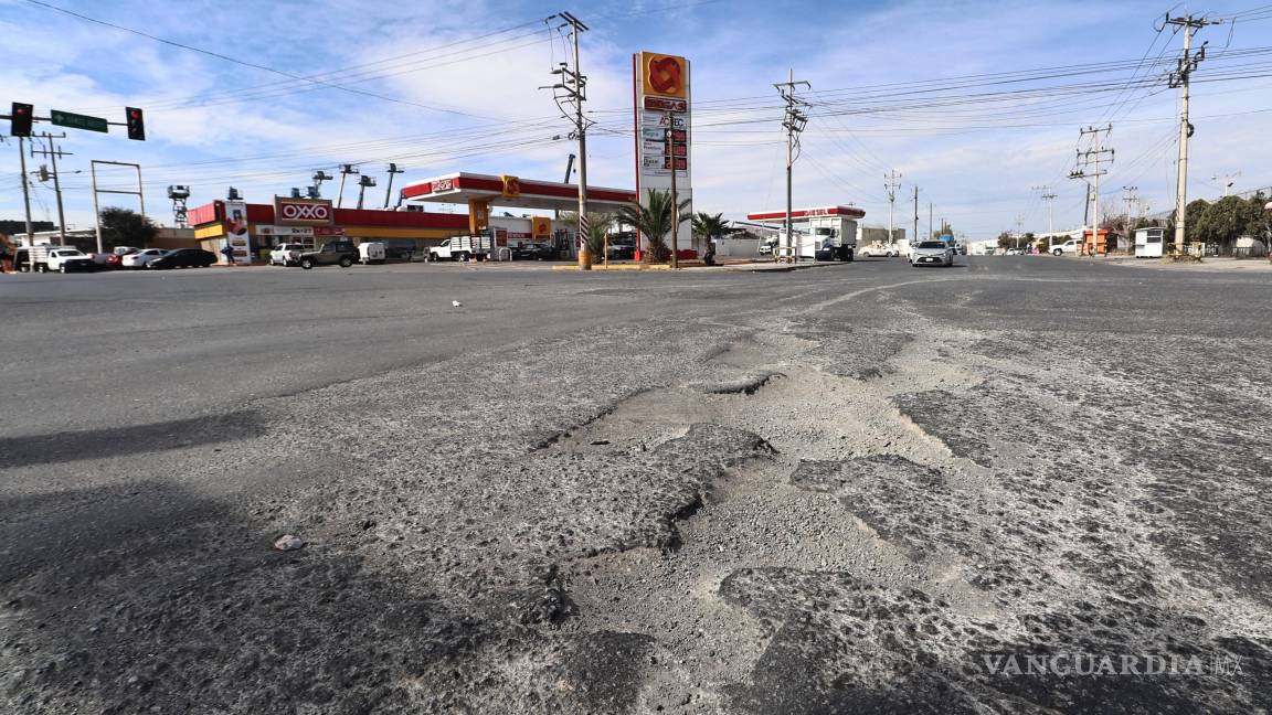 $!El flujo vehicular pesado acelera el deterioro del tramo afectado.
