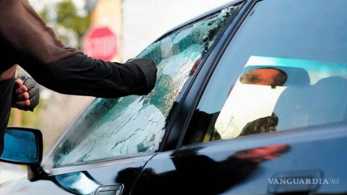 Saltillo: supuestos hombres armados despojan de su auto a ebrio trasnochador