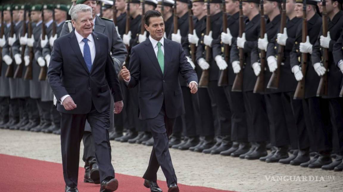 Gauck recibe a Peña Nieto con honores militares en Berlín