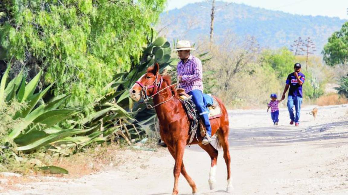 $!Situación afecta a cerca de un centenar de estudiantes; sin chofer de transporte escolar, ni camino en ejido