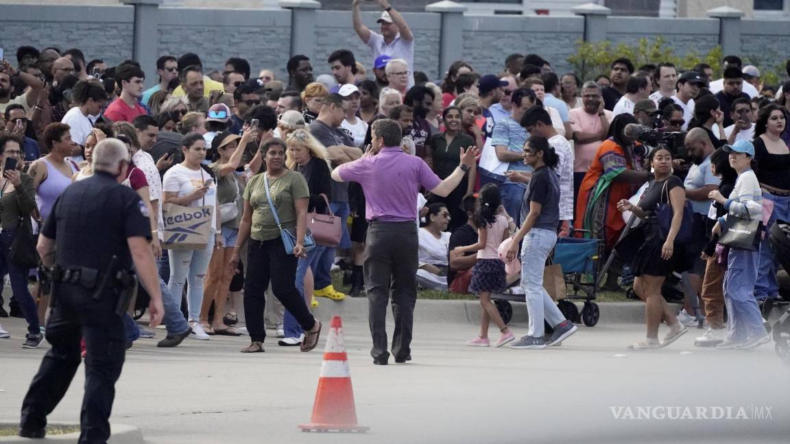 $!Personas se reúnen del otro lado de la calle del centro comercial tras el tiroteo en Allen, Texas.