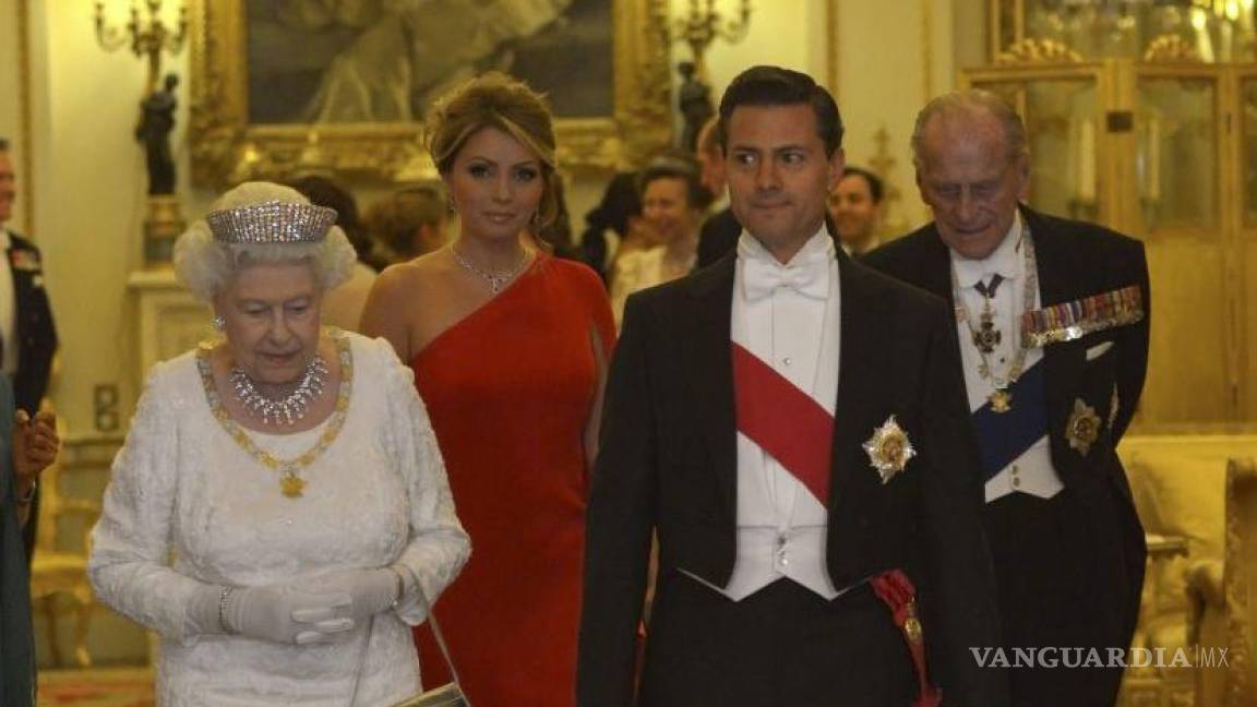 $!La reina Isabel II, el expresidente Enrique Peña Nieto, su esposa Angélica Rivera de Peña y el príncipe Felipe.