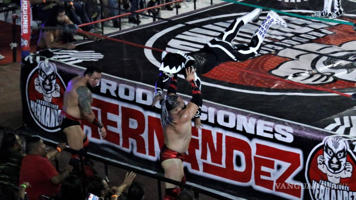 $!Movimientos espectaculares fueron realizados en la contienda estelar.