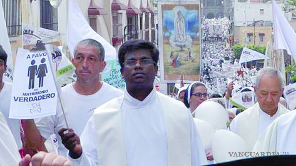 Miles marchan en contra de las bodas gay, Obispo los convoca