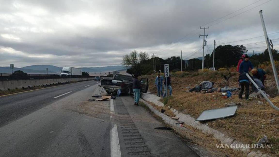 $!Uno de los trabajadores fue llevado en estado delicado a las instalaciones del Hospital General por parte de Capufe, del cual no se proporcionaron sus generales.