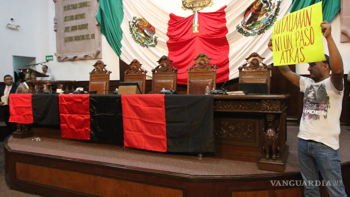 Maestros arman plantón en el pleno del Congreso de Coahuila; diputados los ignoran y apagan aire acondicionado