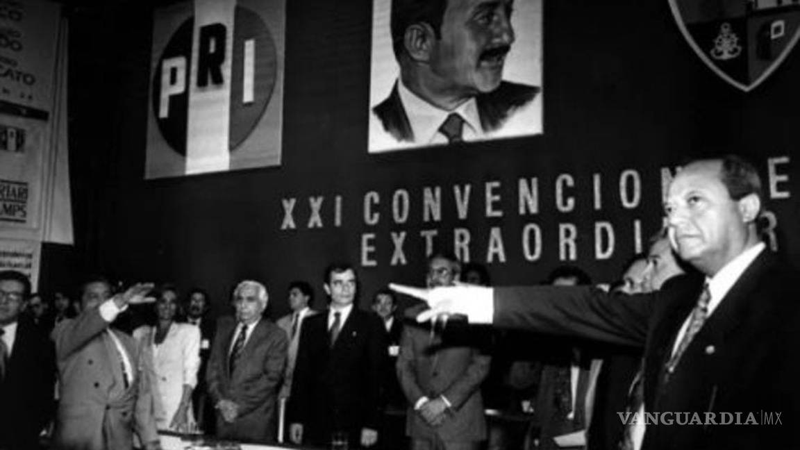 $!Increíble pero cierto: Carlos Romero Deschamps deja los lujos... ¡y viaja en avión comercial!