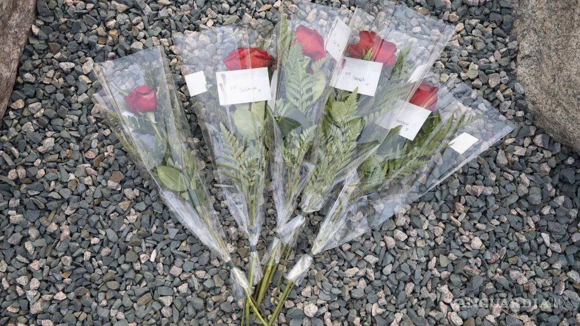 $!Cinco rosas con los nombres de los pasajeros del Titán colocadas cerca del paseo marítimo en St. John’s, Newfoundland.