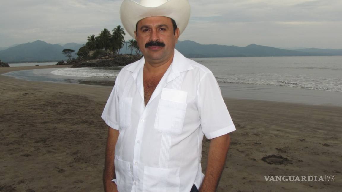 $!Alcalde que 'robó poquito' le regaló un auto a Rubí