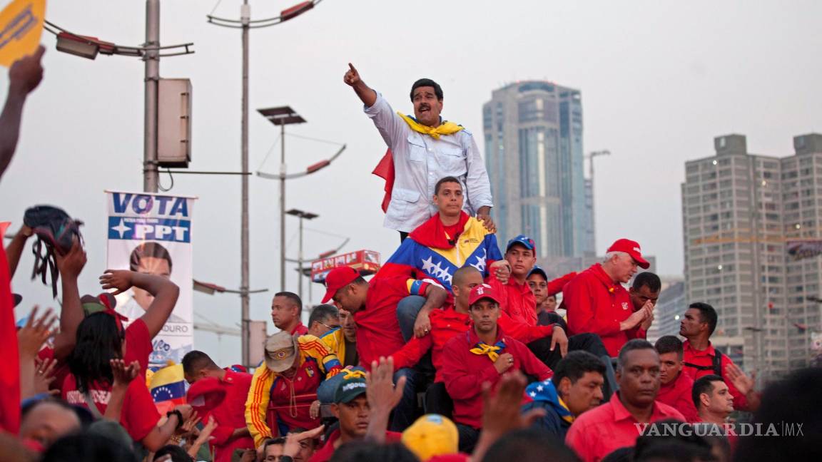 $!El aspirante a presidente de Venezuela Nicolás Maduro saluda a sus simpatizantes a su llegada a la avenida Bolívar en Caracas, Venezuela, el 11 de abril de 2013.