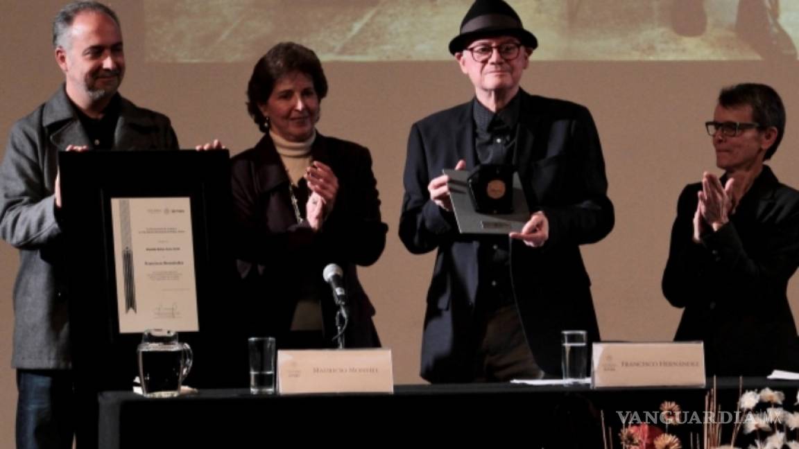 Poeta Francisco Hernández recibe Medalla Bellas Artes 2016