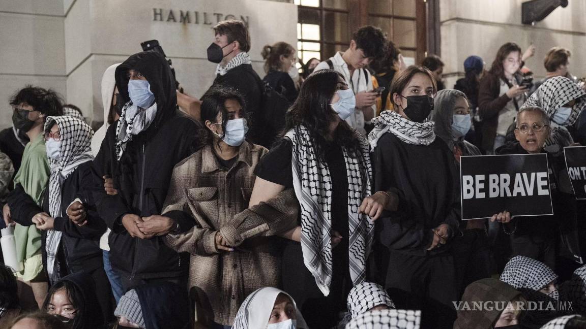 $!Manifestantes pro palestinos se toman de las manos frente al Hamilton Hall de la Universidad de Columbia en Nueva York, Nueva York.