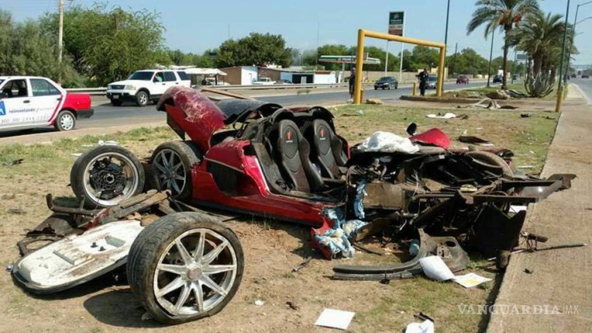 Destrozan presuntos empleados de la Presidencia de la República auto de lujo en Nuevo Laredo