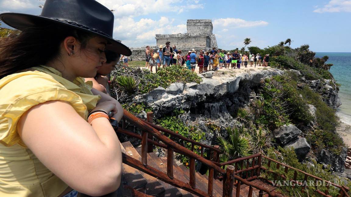 $!Turistas visitan el Parque del Jaguar en la zona arqueológica de Tulum, en Quintana Roo (México).