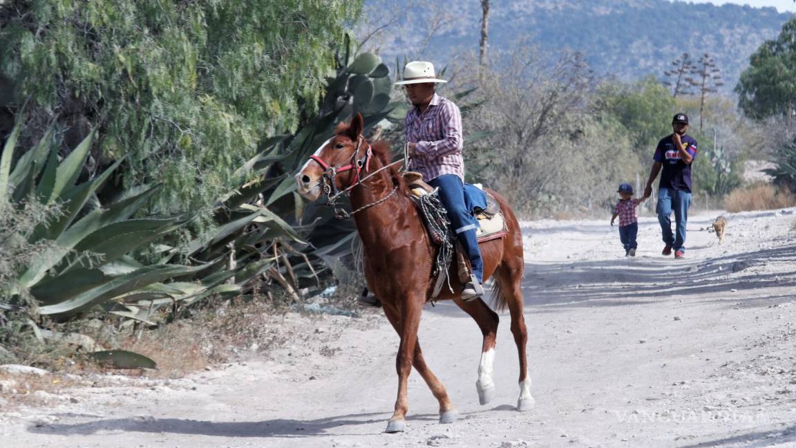 Situación afecta a cerca de un centenar de estudiantes; sin chofer de transporte escolar, ni camino en ejido