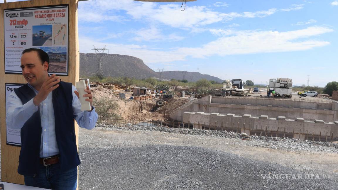 $!Durante su recorrido, el mandatario estatal verificó los trabajos en los dos puentes incluidos en la obra, uno de los cuales ya alcanza el 90 % de avance.