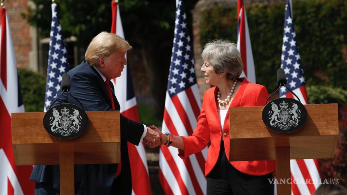 Tras criticarla con dureza, Trump se reúne con May