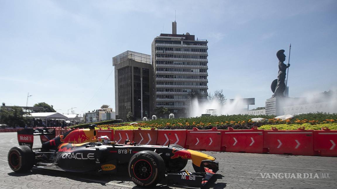 $!Cientos, si no es que miles, se congregaron en la Avenida Vallarta, desde la Glorieta de la Minerva hasta la Plaza Vallarta.