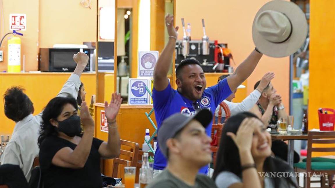 $!Después de 23 años en silencio, así celebran aficionados al campeón Cruz Azul