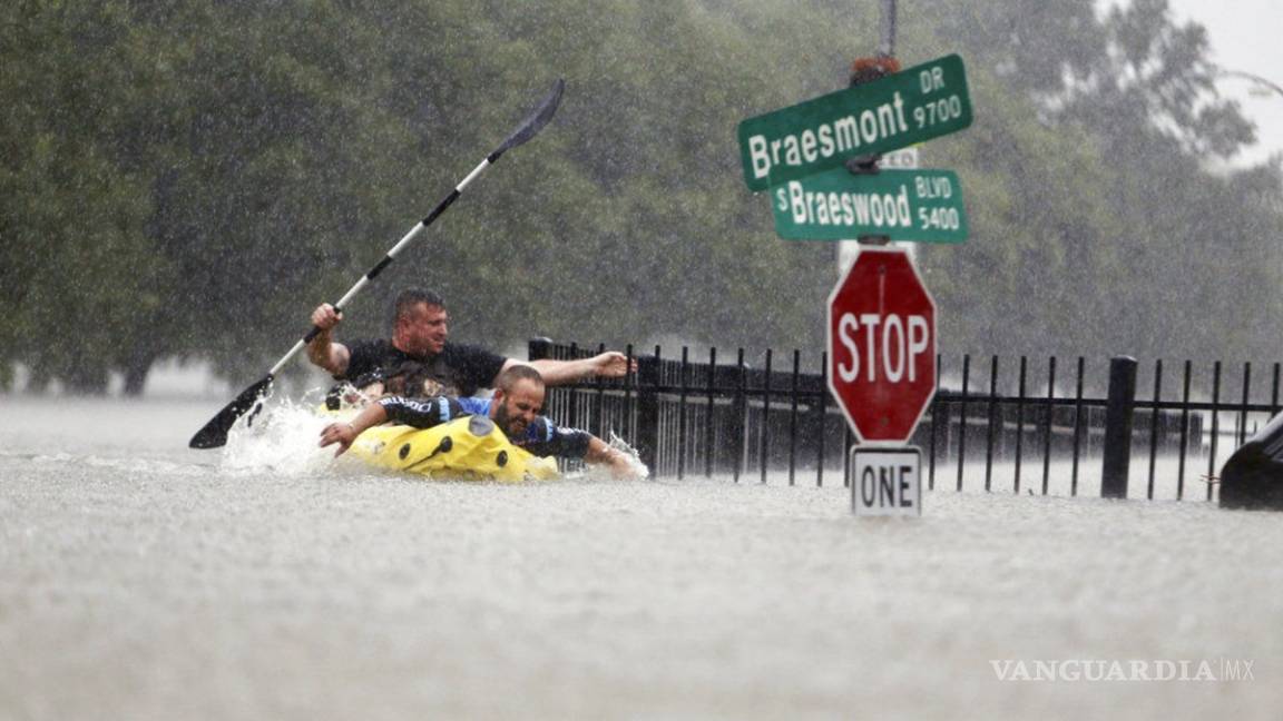 Rescatan a dos mil personas en Houston tras paso de ‘Harvey’